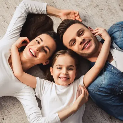 Familia unida en casa