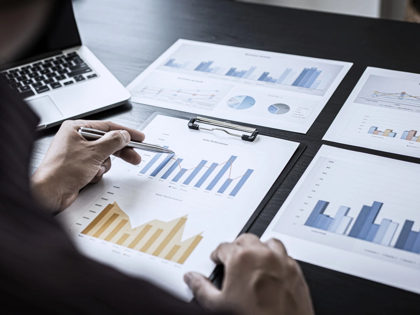 Análisis de datos y gráficos para evaluar riesgos de una empresa