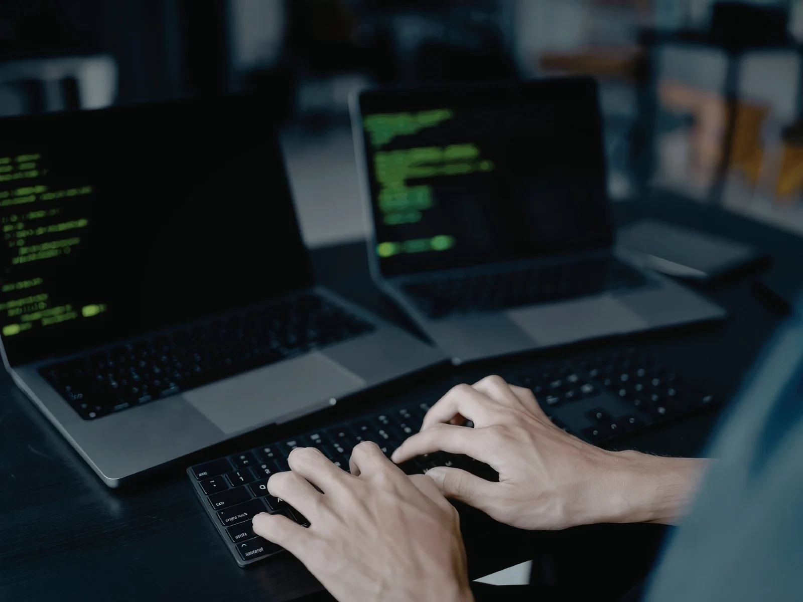 Persona trabajando con varios ordenadores en un entorno de ciberseguridad