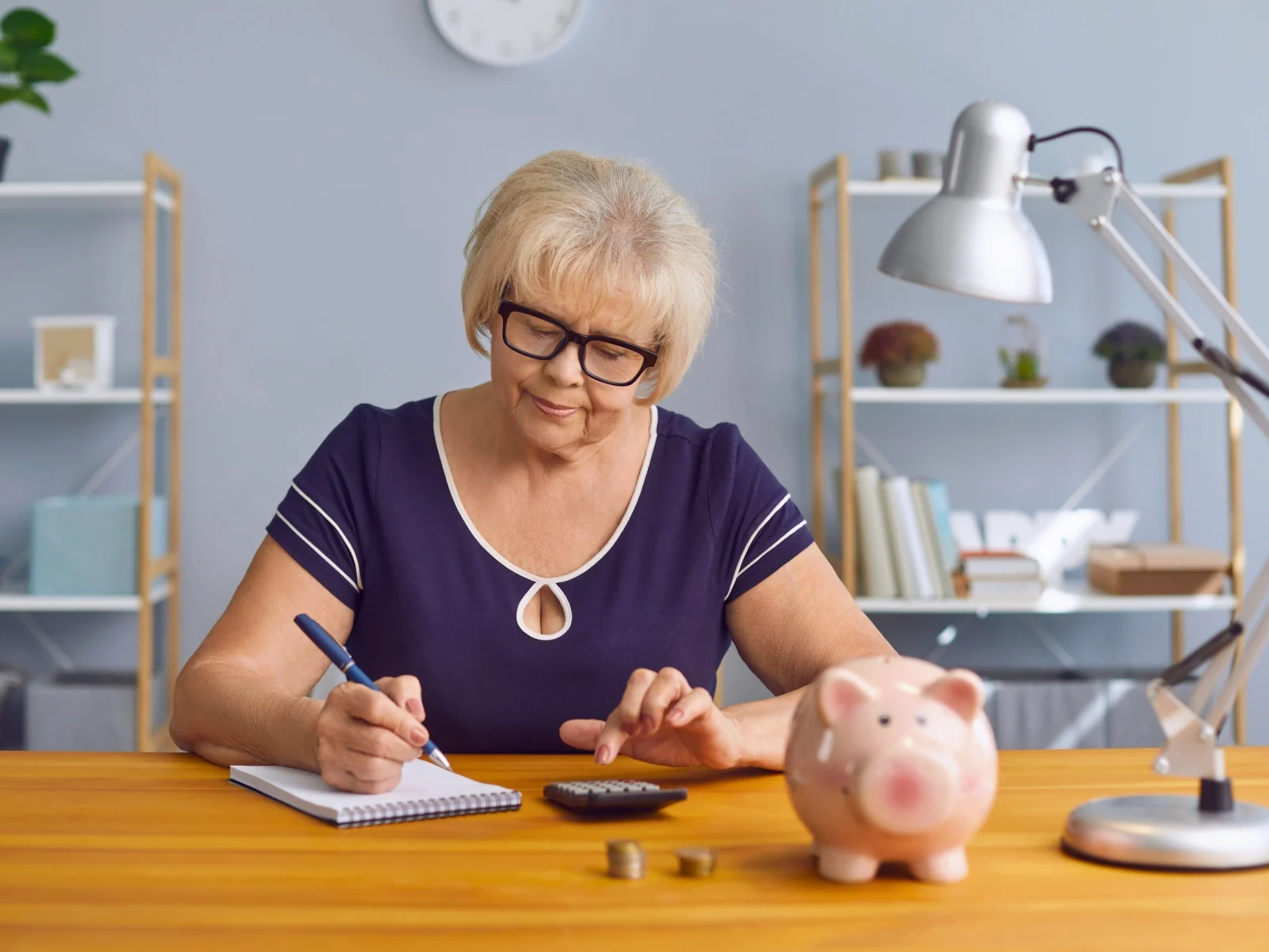 Mujer mayor planificando su ahorro para la jubilación con una hucha