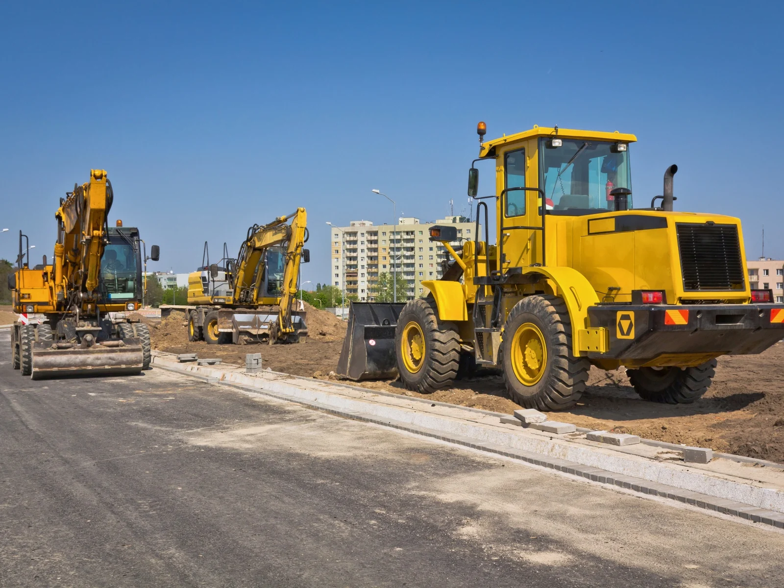 Maquinaria industrial y de obra circulando en una zona urbana