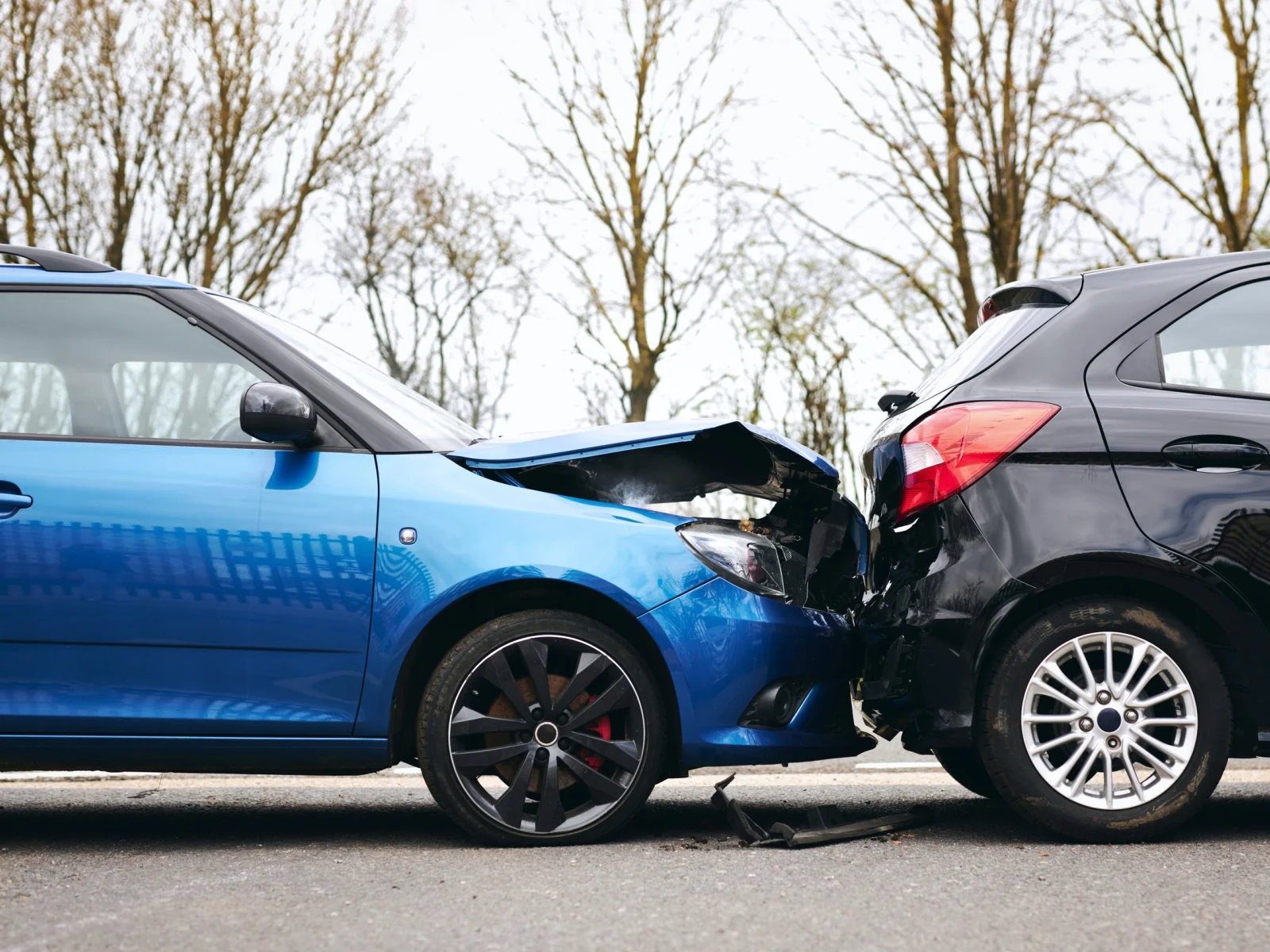Dos coches dañados tras un accidente de tráfico