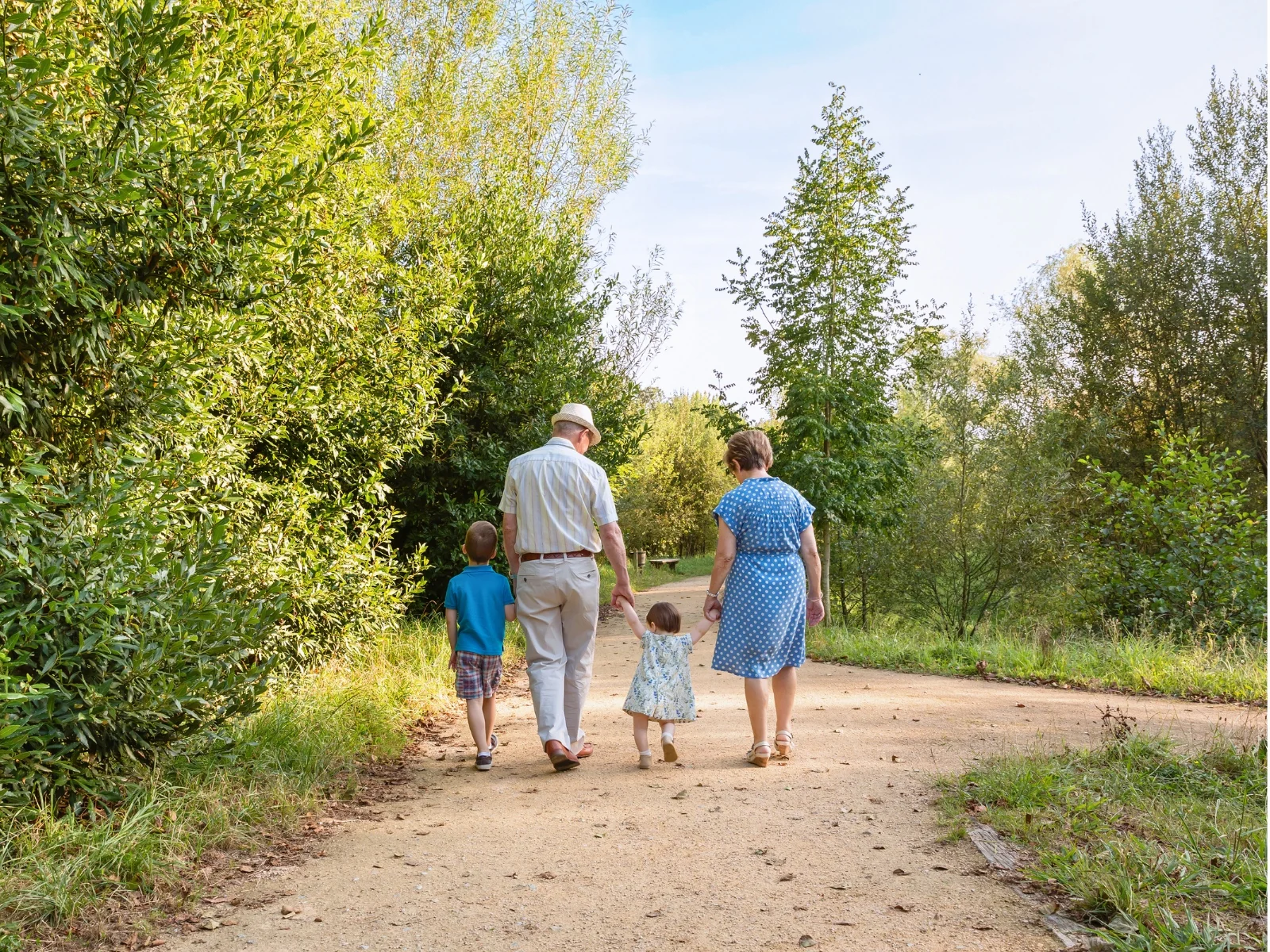 Abuelos paseando con sus nietos por un entorno natural