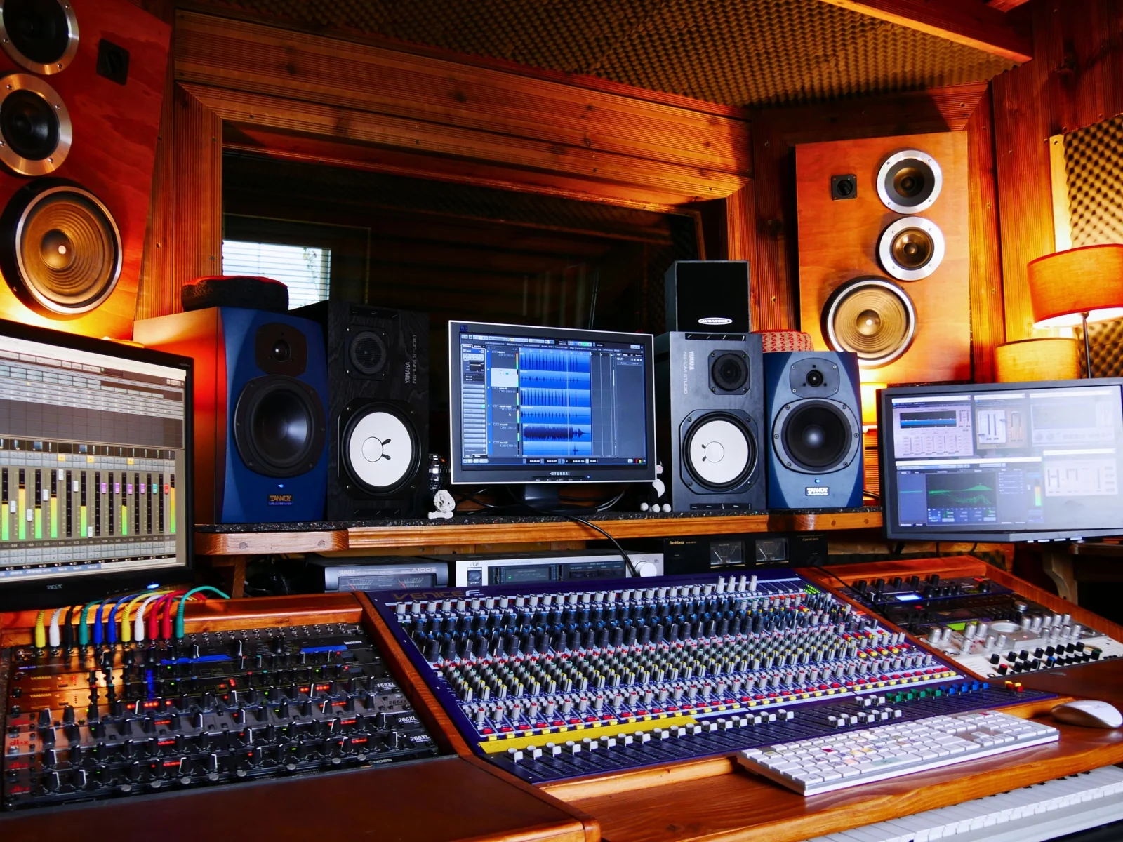 Equipos electrónicos profesionales en un estudio de sonido