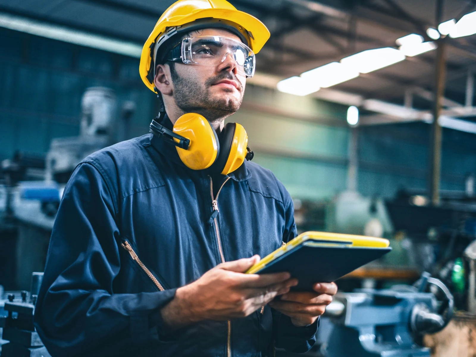 Trabajador industrial con equipo de protección en una fábrica