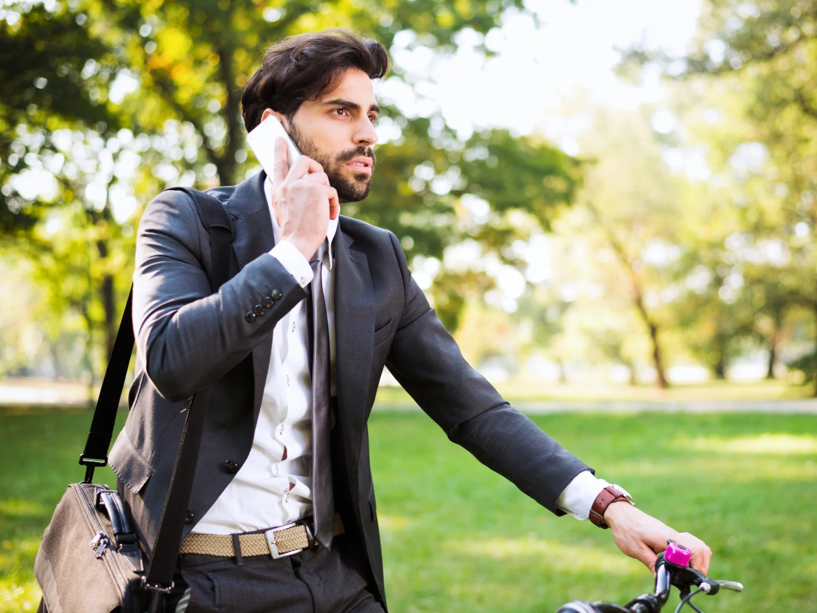 Profesional autónomo hablando por teléfono mientras se desplaza en bicicleta