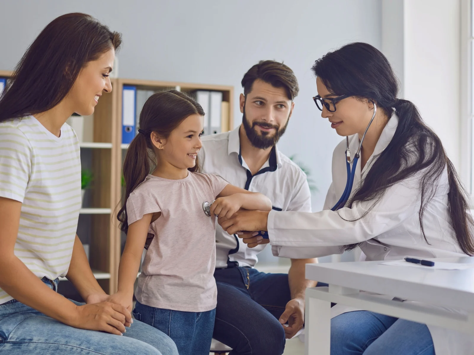 Familia en una consulta médica durante una revisión de salud