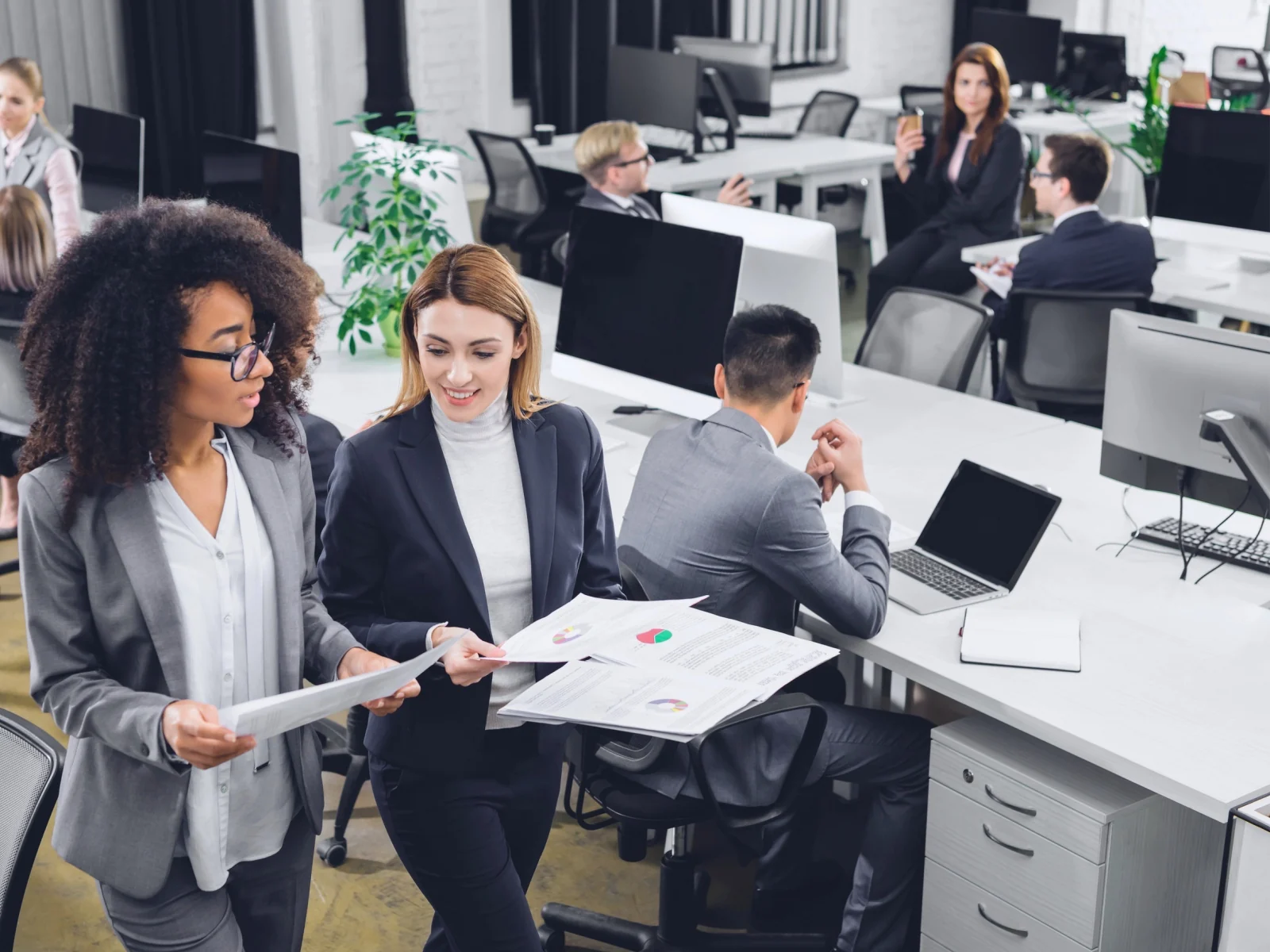 Equipo de empleados trabajando en una oficina
